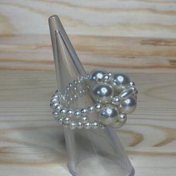 Vintage Faux Pearl Cluster Stretch Ring Elegant Costume Jewelry - Picture 2 of 3